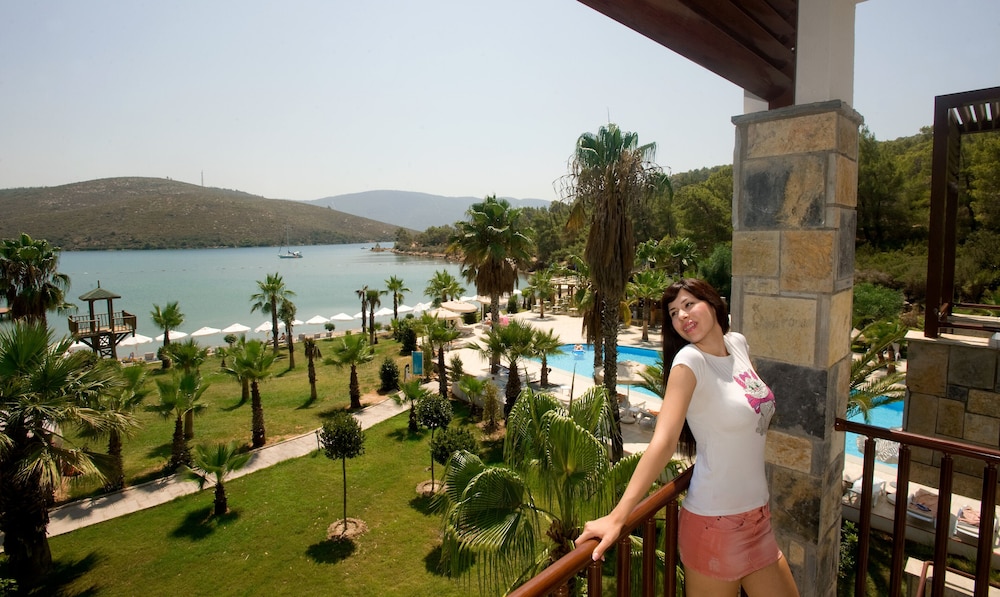 Crystal Green Bay Resort & Spa – All Inclusive
