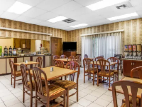 エグゼクティブ イン & スイーツ エンタープライズのホテル