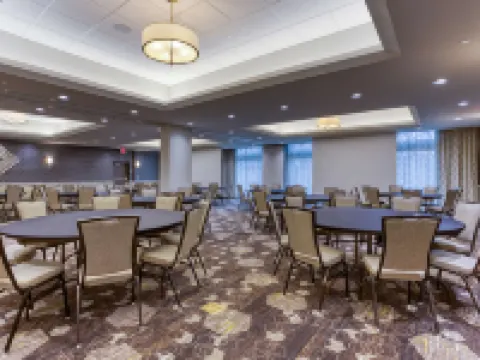 Drury Inn & Suites Cleveland Beachwood Hotels in Orange