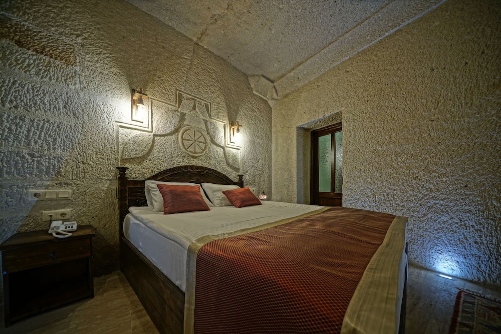 Castle Cave Hotel