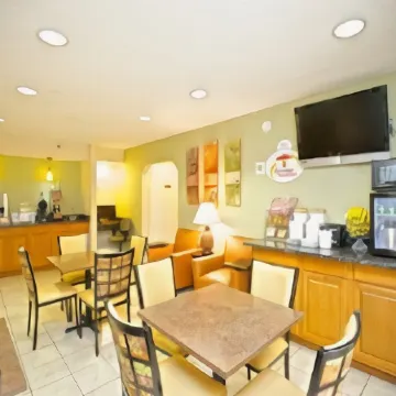 Super 8 by Wyndham Decatur/Dntn/Atlanta Area