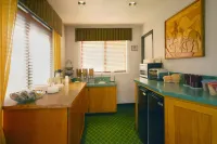 Oakridge Inn & Suites