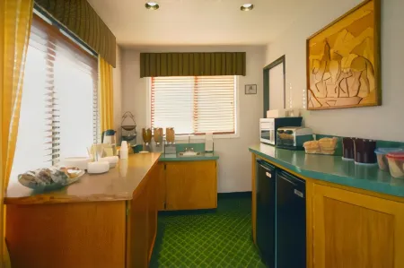 Oakridge Inn & Suites