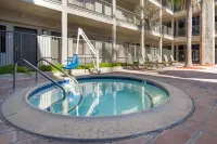La Quinta by Wyndham Orange County Airport - spa