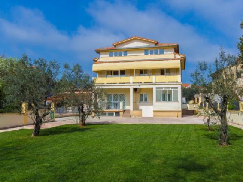 Hotel Exterior ROBI Photo