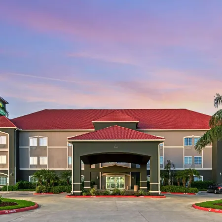 La Quinta Inn & Suites by Wyndham Mercedes Outlet Mall