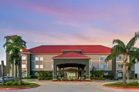La Quinta Inn & Suites by Wyndham Mercedes Outlet Mall