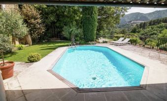 Magnificent Holiday Home with Swimming Pool in Opp De