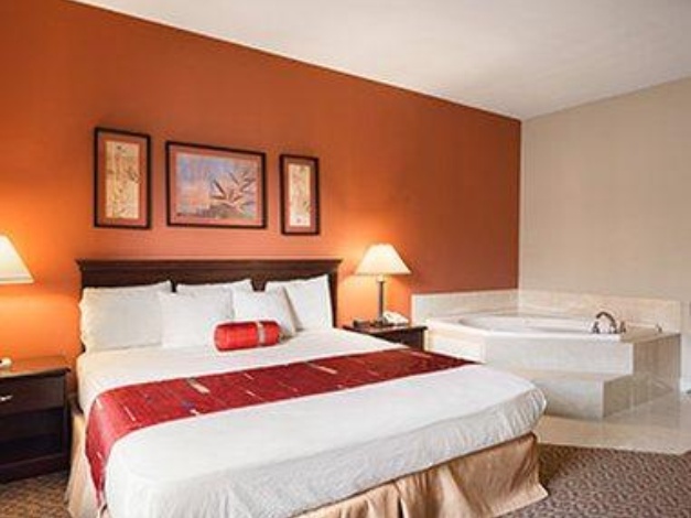 Days Inn & Suites by Wyndham Lakeland