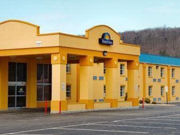 Days Inn by Wyndham Roanoke Near I-81