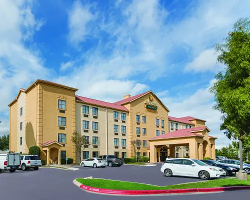 La Quinta Inn & Suites by Wyndham Austin Round Rock Hotels in Round Rock