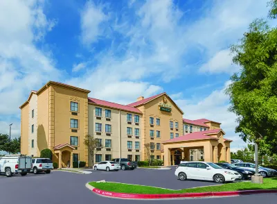 La Quinta Inn & Suites by Wyndham Austin Round Rock Hotels in Round Rock