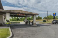Comfort Inn Trenton - parking