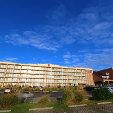 Ramada Plaza by Wyndham Nags Head Oceanfront Hotel dekat Bandara First Flight - FFA