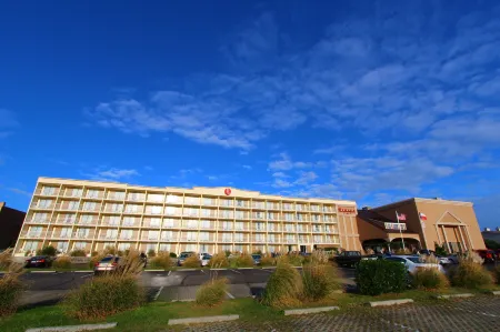 Ramada Plaza by Wyndham Nags Head Oceanfront Отели в г. Килл-Девил-Хилс