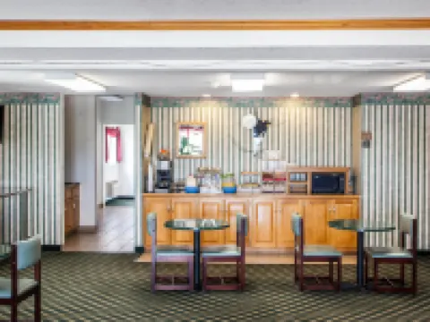 Super 8 by Wyndham Sweet Springs Hotels in Saline County