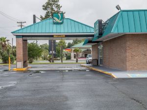 Quality Inn & Suites Hardeeville - Savannah North - Renovated with Hot Breakfast Included