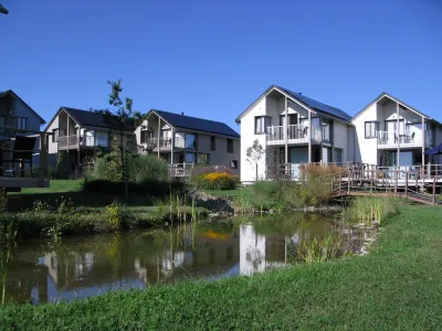 Golden Lakes Village Ardennes Hôtels à : 