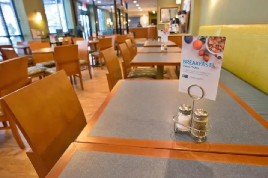 Holiday Inn Express MANHATTAN MIDTOWN WEST by IHG Отели рядом с достопримечательностью «Американский музей естественной истории»