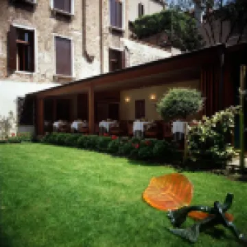 ホテル パウサニア サンタ・マリア・グロリオーザ・デイ・フラーリ聖堂周辺のホテル