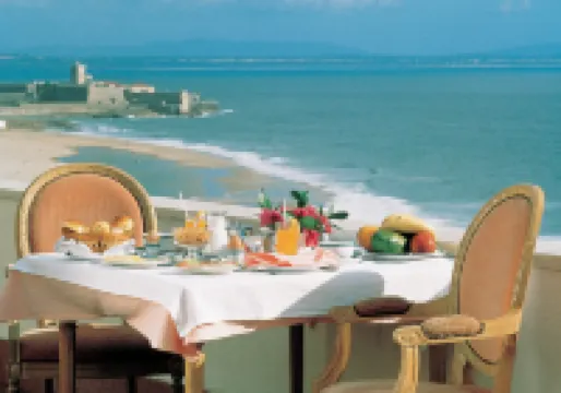 Carcavelos Beach Hotel