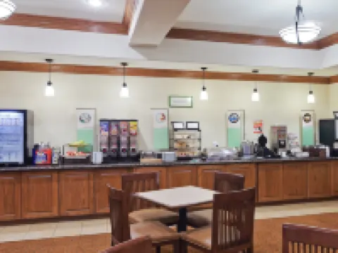 La Quinta Inn & Suites by Wyndham Tyler South Hotels in Tyler
