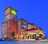 لا كينتا إن آند سويتس باي ويندام ماكيني فنادق في ماككيني