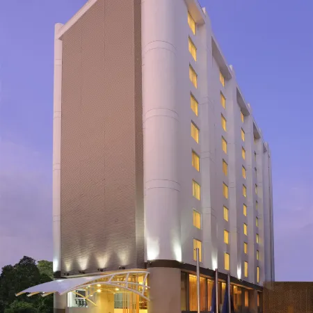 Four Points by Sheraton Ahmedabad Отели рядом с достопримечательностью «Мечеть Sidi Bashir»