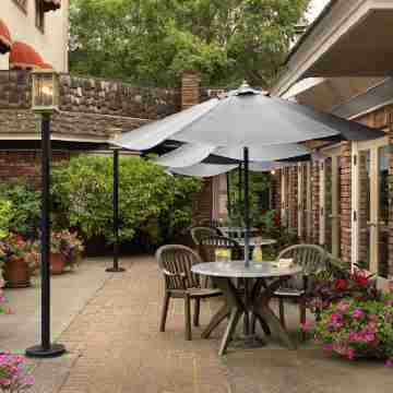 Royal Scot Hotel & Suites Hotel Exterior