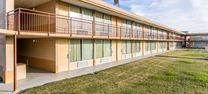 Econo Lodge Hotels in Calhoun