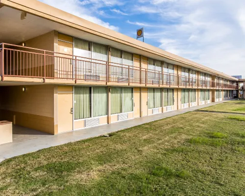 Econo Lodge Hotels in Calhoun