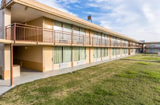 Econo Lodge Hotels in Calhoun
