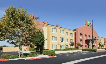 Holiday Inn Express & Suites Elk Grove West I-5 - Housity