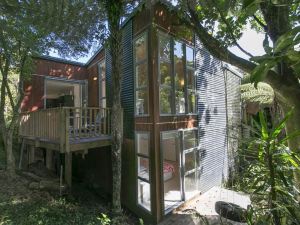 Ted's Cottage Near Little Oneroa Beach by Waiheke Unlimited