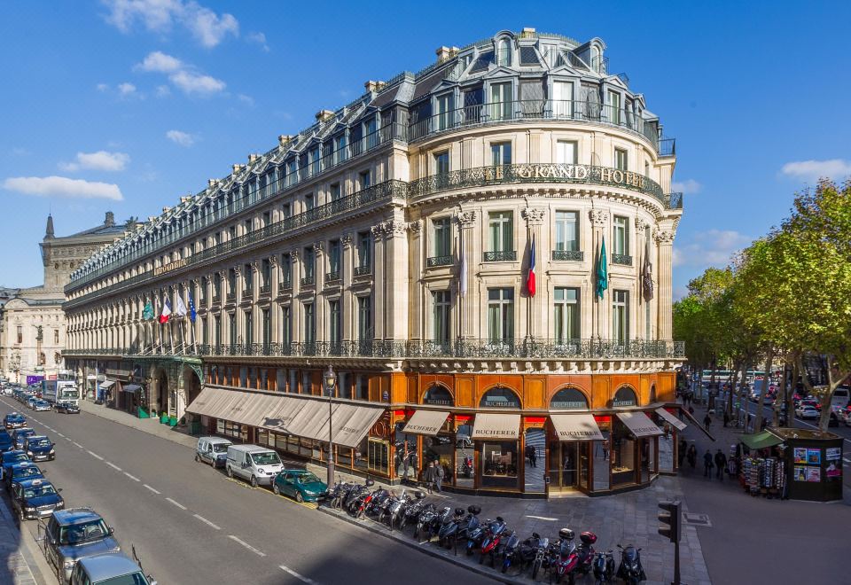 InterContinental Paris le Grand 호텔의 웅장한 내부 모습