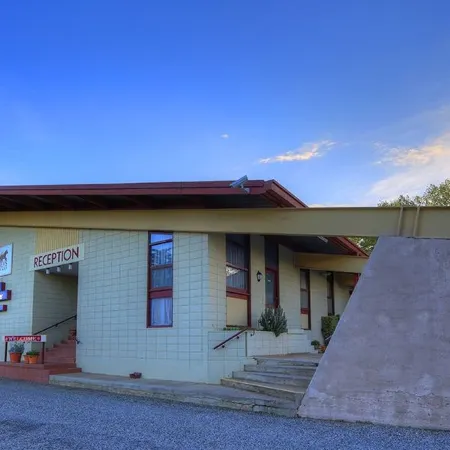 Snow Season Motor Inn