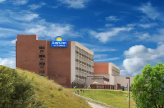 Days Inn & Suites by Wyndham Sutton Flatwoods Hotel a 