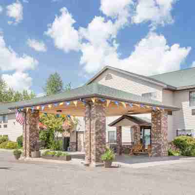 Days Inn by Wyndham Iron Mountain Hotel Exterior