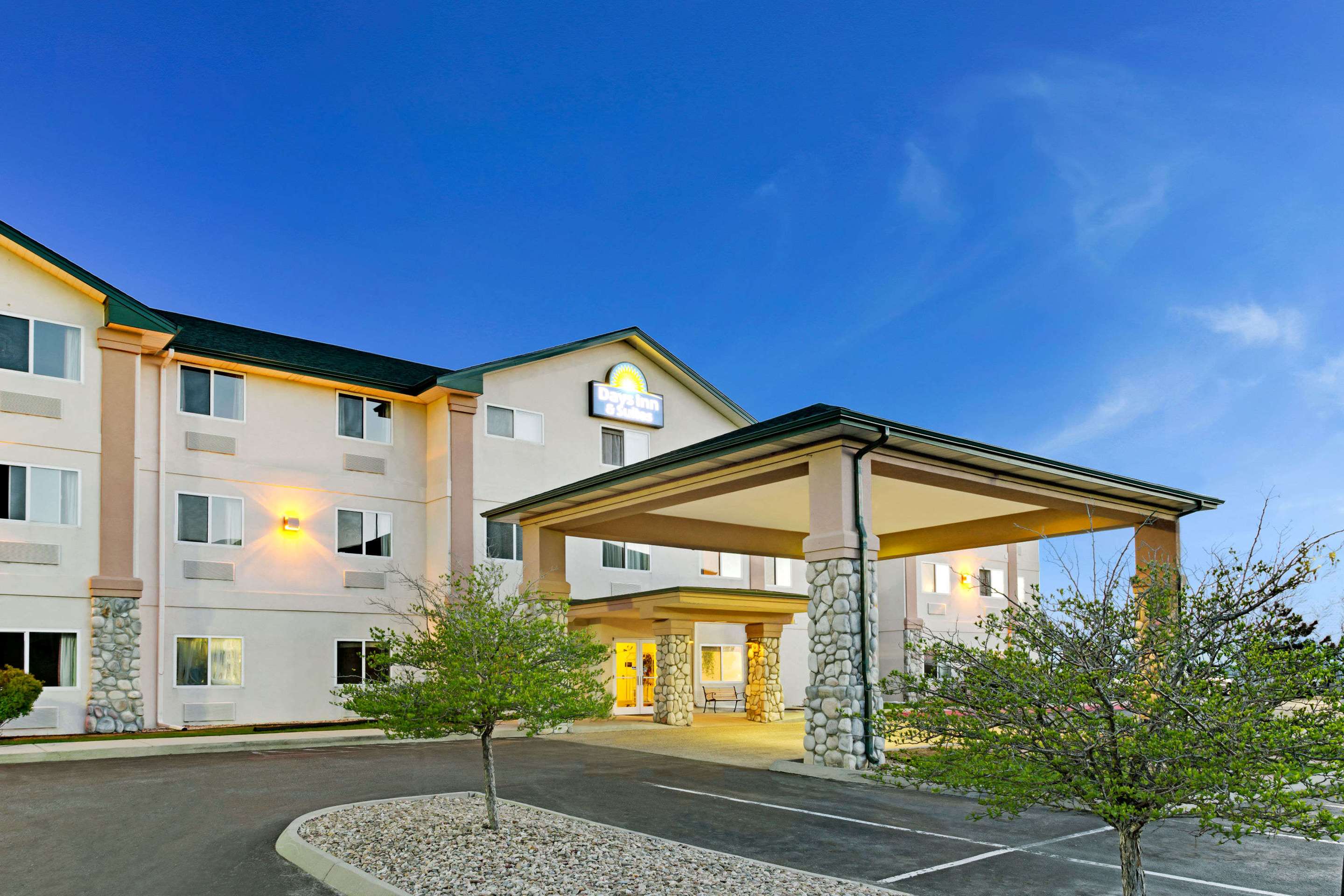 Days Inn & Suites by Wyndham Castle Rock