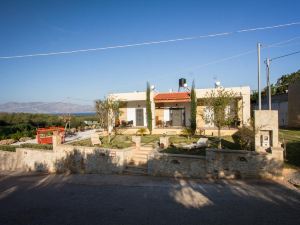 Agarathos Traditional Rooms with Pool