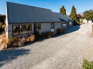 Manuka Crescent Motel