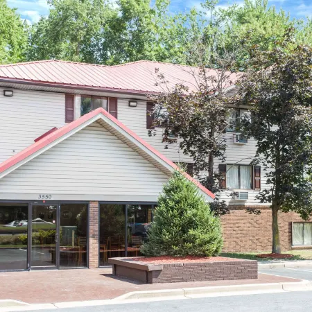Super 8 by Wyndham Waldorf