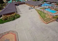 Bushmans Motor Inn - parkir