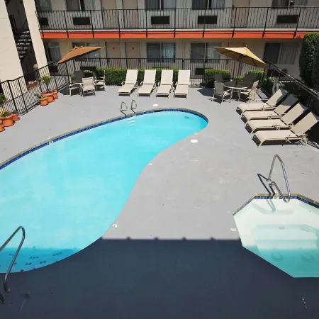 MorningGlory Inn & Suites
