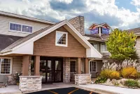 AmericInn by Wyndham Hotel and Suites Long Lake - Parking