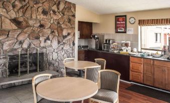 Econo Lodge Inn & Suites