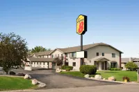 Super 8 by Wyndham Alexandria MN فنادق في Alexandria