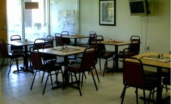 Campton Parkway Inn - Housity