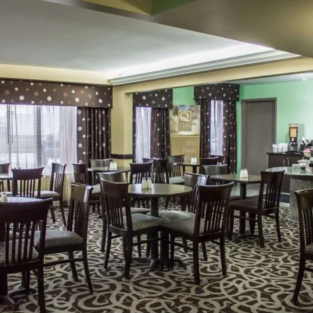 Copley Inn & Suites by OYO Akron Oh