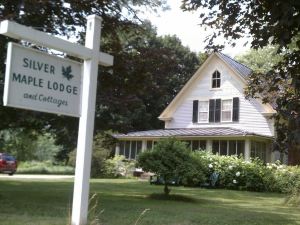 Silver Maple Lodge & Cottages